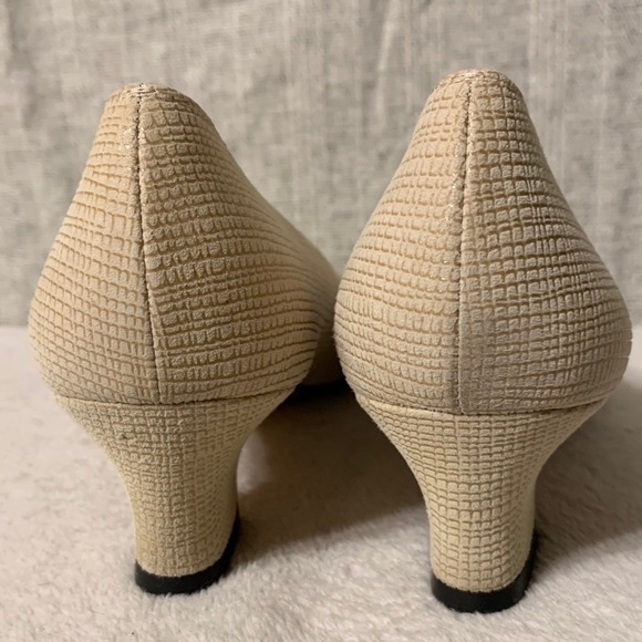 SALVATORE FERRAGAMO Narrow Fit Cream Kitten Heels - Picture 5 of 10